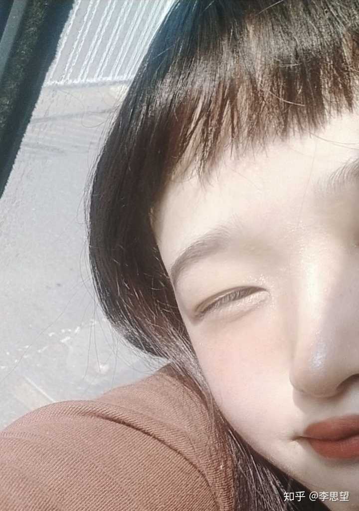 ③露半张脸或者露四分之一,相机也可以拉进焦距放大