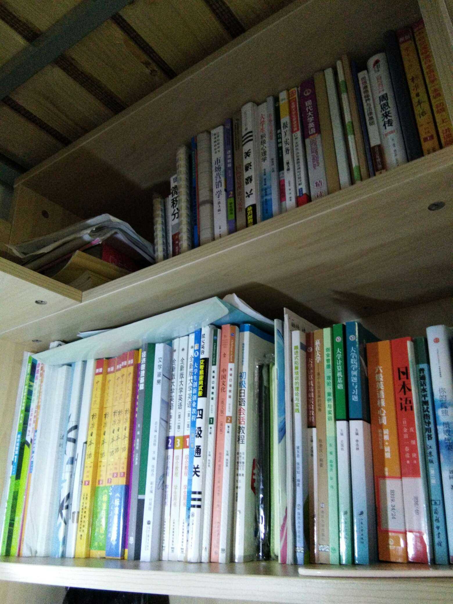 晒书柜# 大一,学校宿舍寝室里的书,上床下桌的结构.
