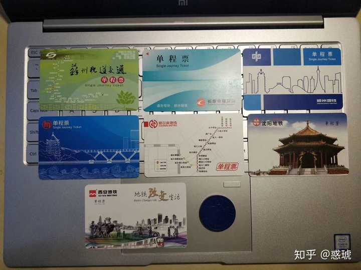地铁票单程票采用塑料小圆牌或者是卡片那个更好?为什么?