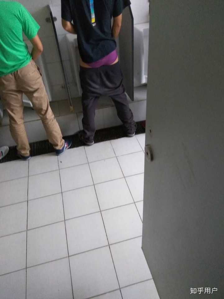 第一次回答,我见过拉拉链掏出来的,见过解裤腰带的,没见过裤子脱裤子