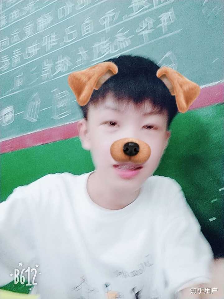 一个男孩子,照片是逞他不注意拍的,我觉得本人还要可爱一点