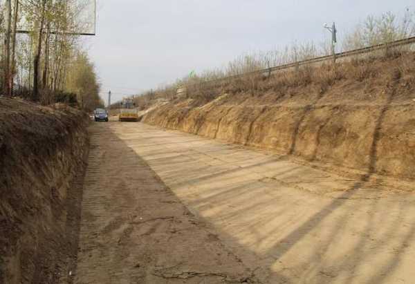 与填方路基对应的挖方路基,叫路堑. 挖方路基也很常见啊.