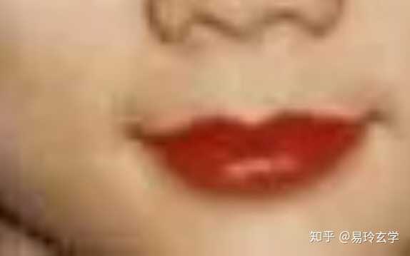 月口,嘴角向上如仰月,唇红齿白上下唇稍薄;主富贵聪明文学好,善于辞令