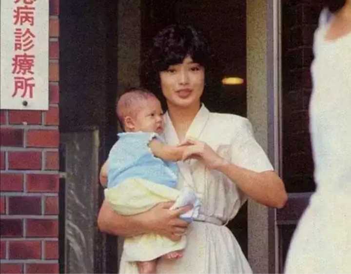 第二排右三百惠妹妹山口淑惠 不知是剧照还是他俩的儿子?