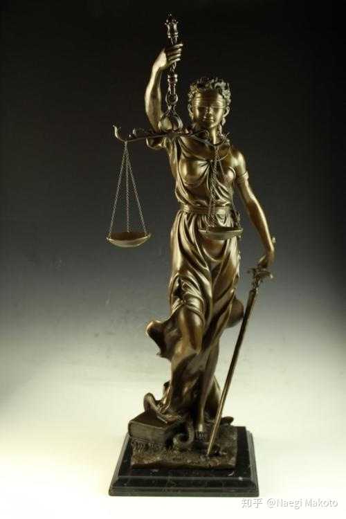 司法女神朱蒂提亚<br>沿用古罗马造型,披白袍,戴金冠,右手持