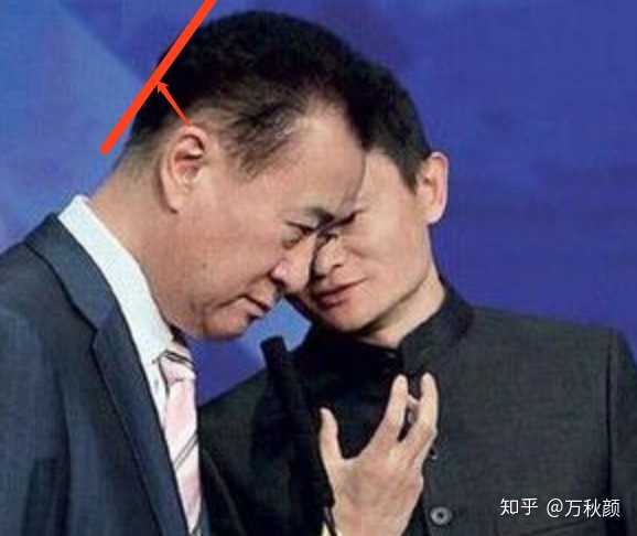 耳后到后脑勺的距离很短. 还有一个一看就知道头扁的明星