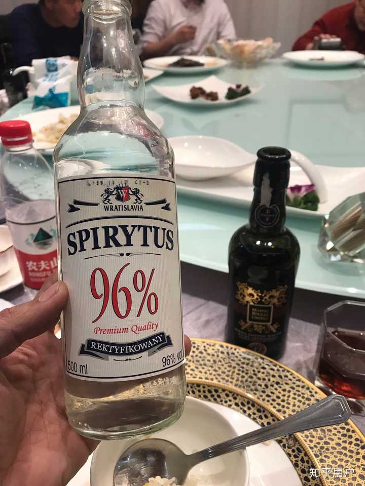 不是那个96°的白酒,直接喝这个会死人的!是后面的那个.