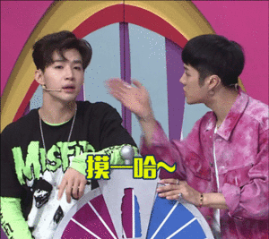 有没有关于王嘉尔搞笑有趣的表情包或头像啊哈哈哈?