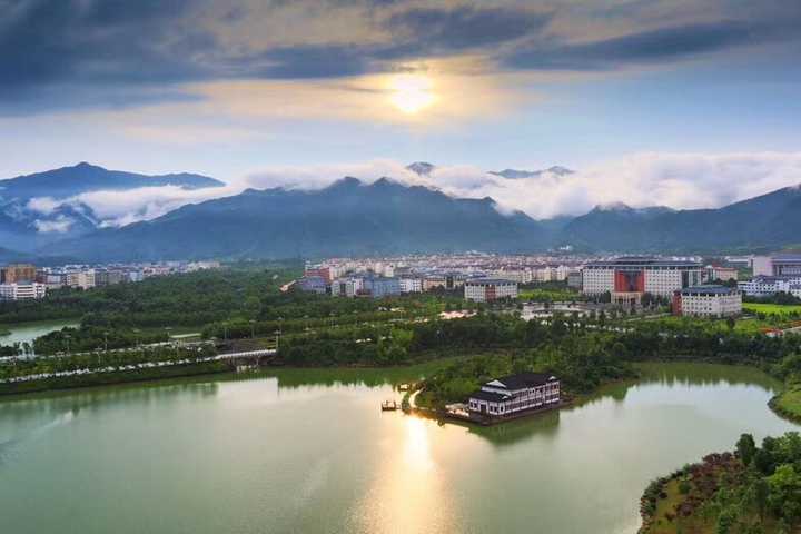 这是井冈山市如今的县城——新城区(红星街道),新城区坐落在一片平坦