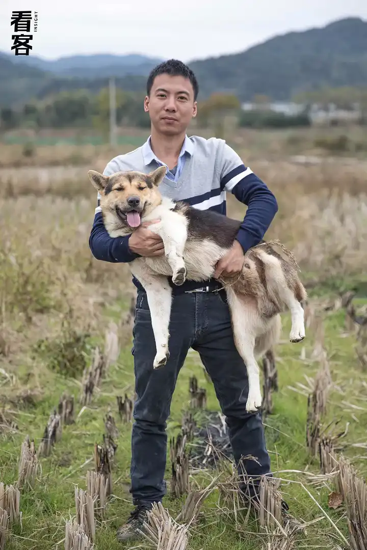 刘苏良抱着自家的大狗.