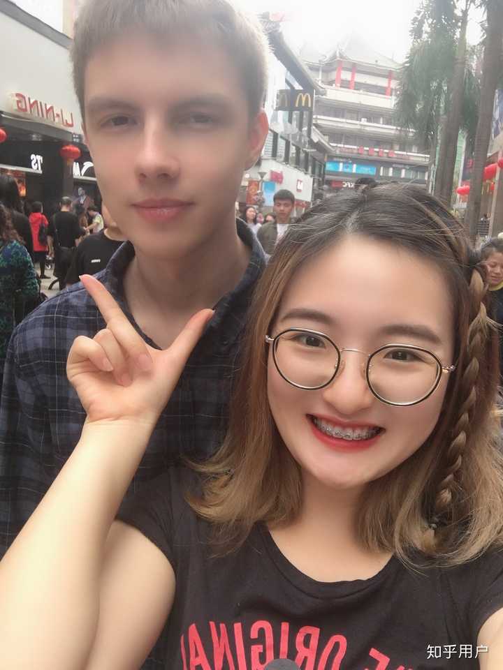 我们见的第一面,我就厚脸皮的牵他手了,还吻他的脸蛋.嘿嘿嘿.