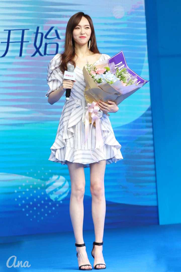 当然还有人美脚也美的唐嫣,身高比维秘奚梦瑶矮一点,但是腿却比奚梦瑶