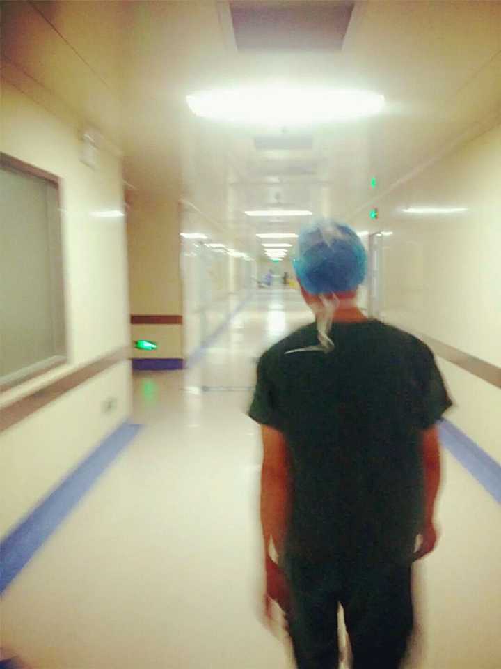 奉上一张信仰神图,帅到爆炸的外科医生的背影
