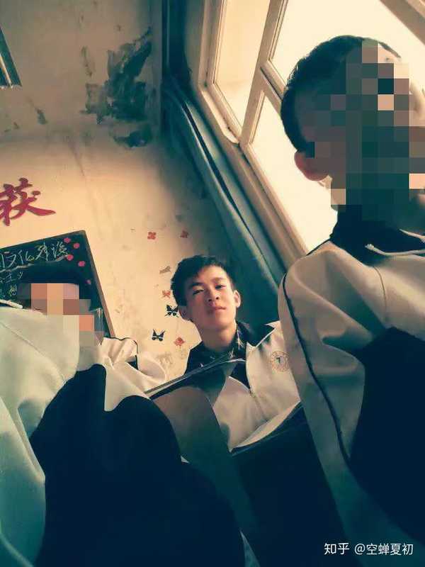 在兵城上高中时的一个男孩子,忘记名字了.好帅气的,那时候喜欢了很久.