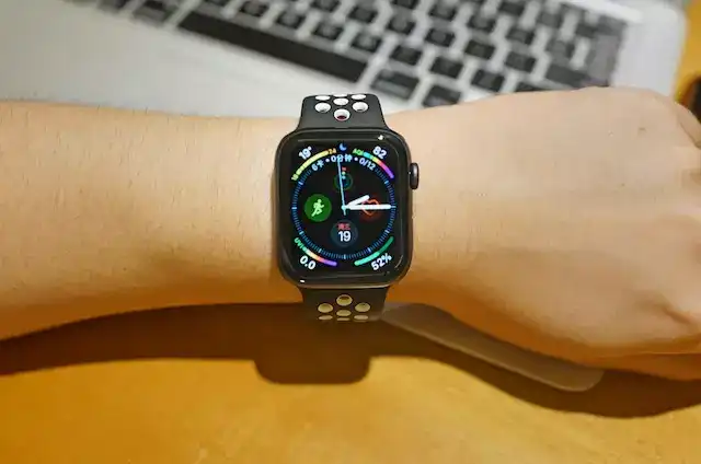 增加了显示内容的地方是表盘,新 apple watch 有一个名叫"图文表盘"
