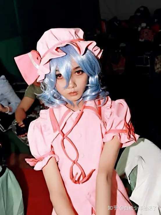 她的好看是从骨子里发出来的! 她的禁婆cos真的惊艳到我了!特别还原!