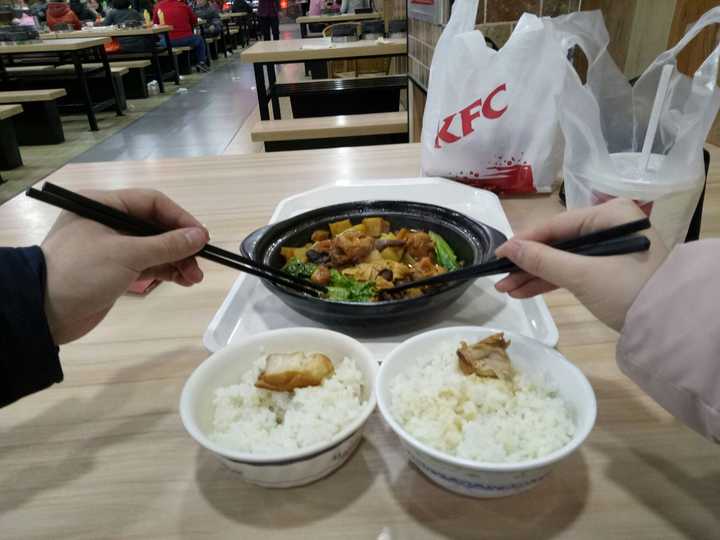 附上喜欢的一张照片,和亲爱的一起吃饭.