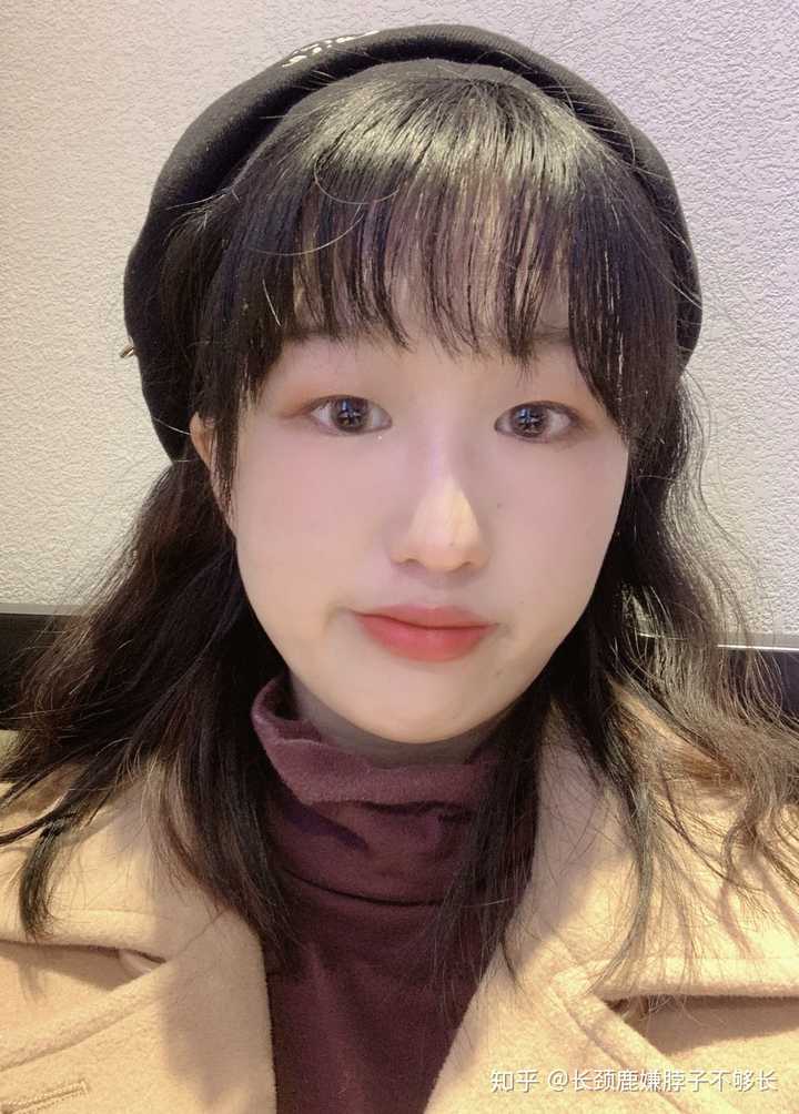 有没有那种单眼皮小眼睛塌鼻梁厚嘴唇但还挺好看的女生?
