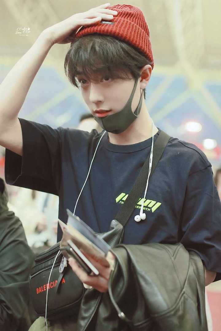 有没有肖战的高清图片,可以当壁纸的那种照片?