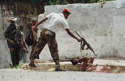 赞同了该回答 人道主义者corianne dufka在1997年拍摄的利比里亚内战