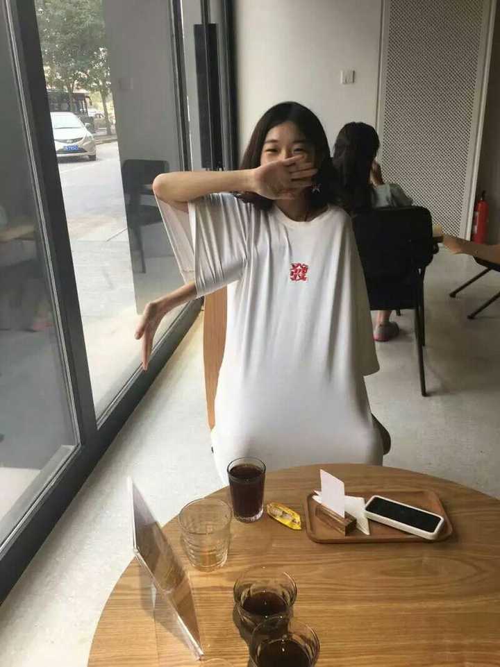 适合女生的拍照表情和姿势有哪些?