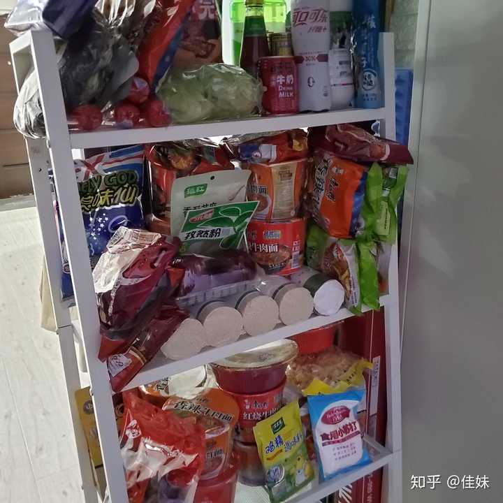冰箱里到处翻 终于还是凑出来了一顿香菇腊肠炒饭 贼好吃