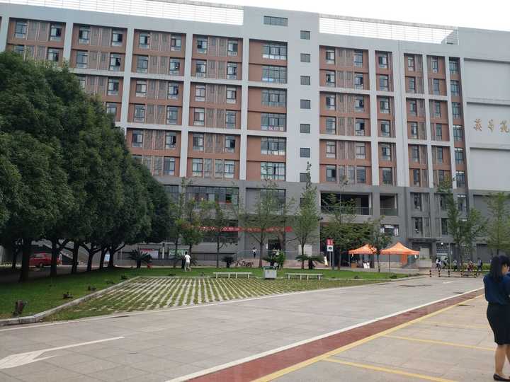 云南财经大学的宿舍条件如何?校区内有哪些生活设施?