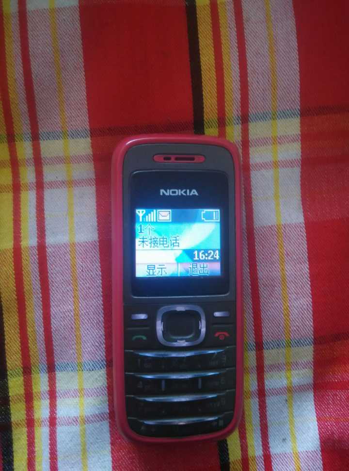 图中的这部手机诺基亚1208是在2009夏天给我妈买的,这部手机一直用到