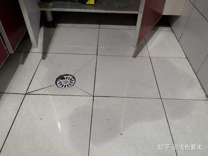 厨房地漏处漏水到楼下,小高层一楼厨房嘀嗒漏水,二楼厨房发现地漏周围