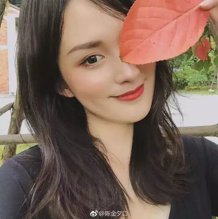 尤其是苹果肌的部分 这样的pose只适用于脸瘦的女生 拍照时可以把腮红