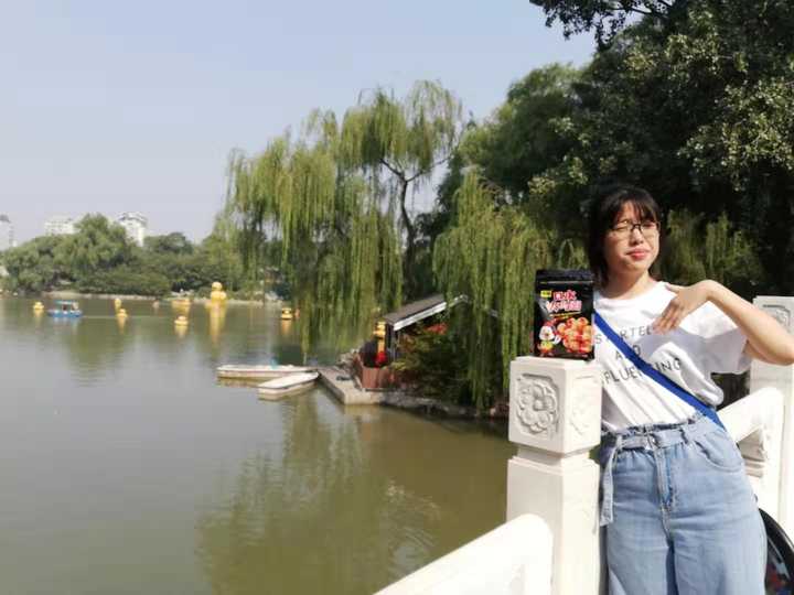 春游的时候到了紫竹院公园,开心的吃和火鸡面合照