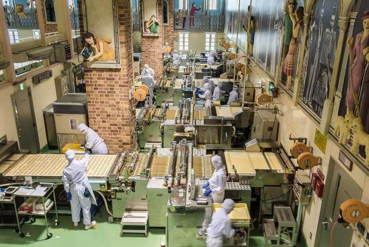 著名的日本零食「白色恋人」是怎么做的?