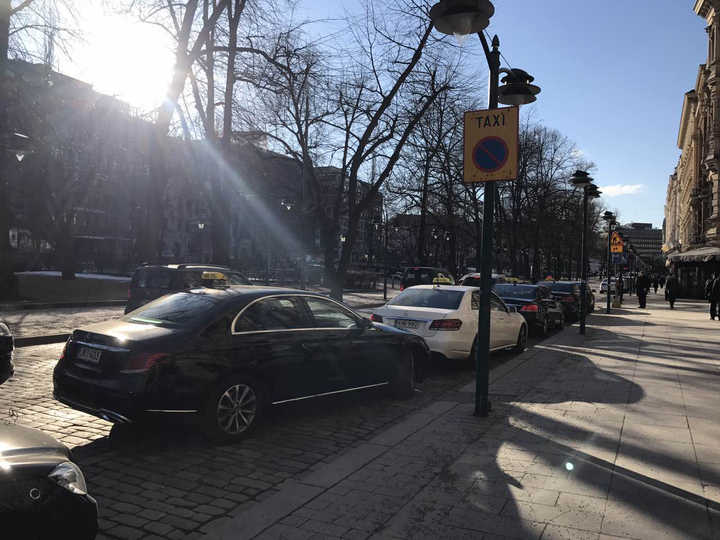 中心区一排黑色,白色出租车,全部是奔驰