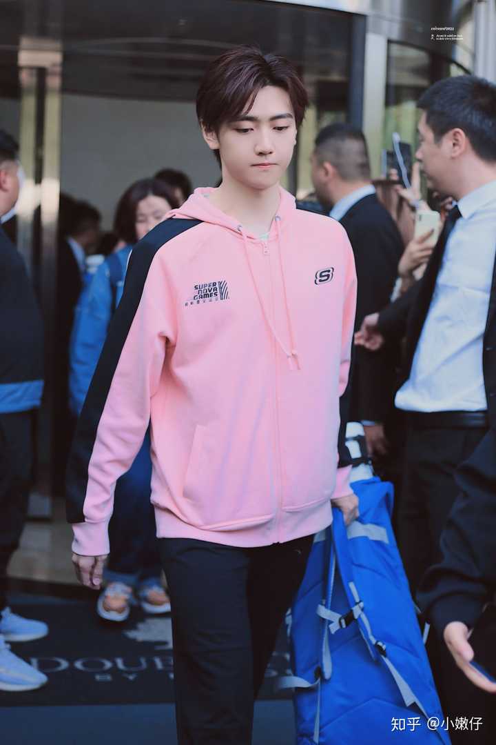 有没有哪个男明星穿粉色衣服好看?