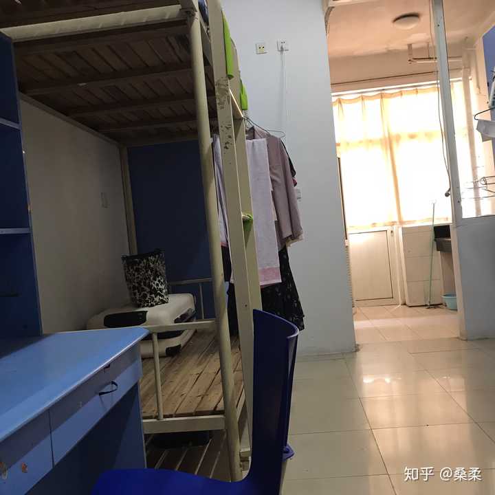 宿舍干干净净的 看着就特别的舒服