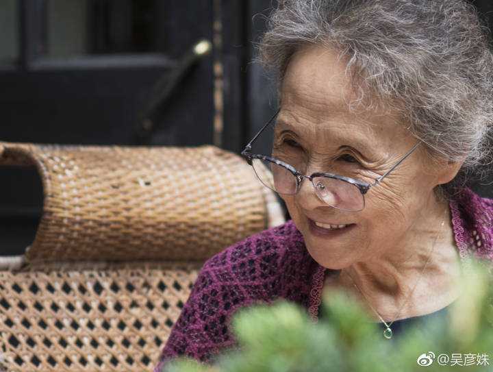 电影讲了老奶奶的老公年轻的时候去了城市,另娶了别的女人并生下了