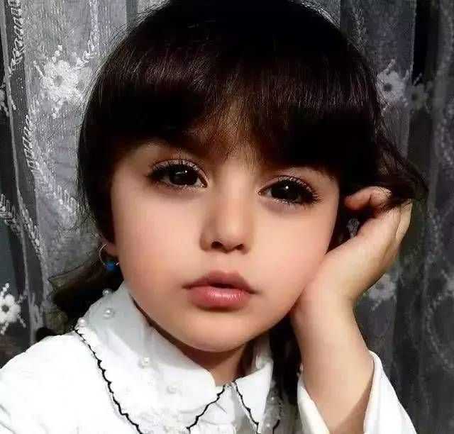 见过最美的眼睛应该就是伊朗小女孩mahdis的眼睛吧,当初看到她照片的