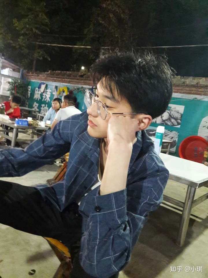 呜呜呜 我要写我现在喜欢的学哥 他高三了今年最近刚开学 这是他高二