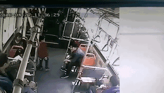 如何看待四川遂宁一男子公交车上殴打小孩?