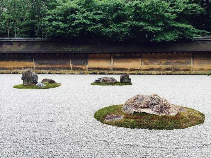 这些象征的说法都不能完全解释龙安寺枯山水庭园带给人的视觉冲击.