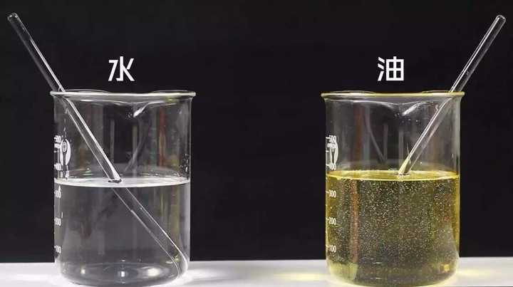 100℃的水和100℃的食用油,哪个更烫手些?