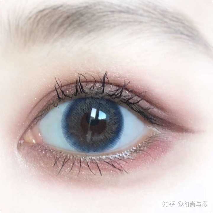 覆盖率超好的一款有异域感的蓝,最好驾驭的微君血款美瞳,外圈湖蓝的