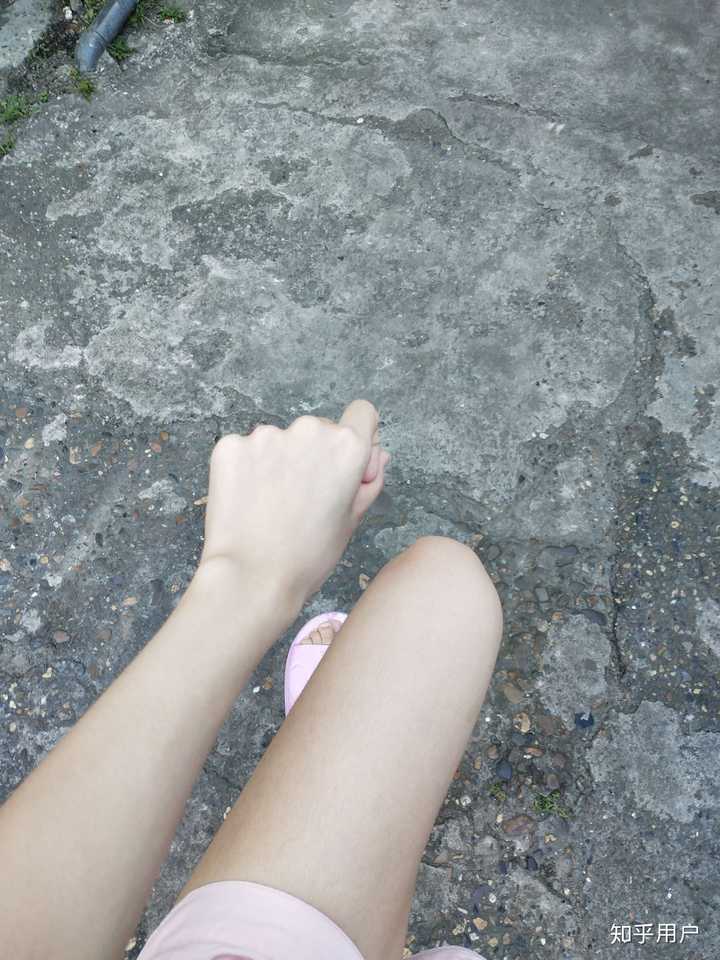 坚持擦身体乳,会不会变白这个不确定,但皮肤会细腻摸起来手感很好是真