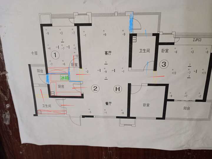 两个空间被承重墙包围在里面.两个门挤在一起.