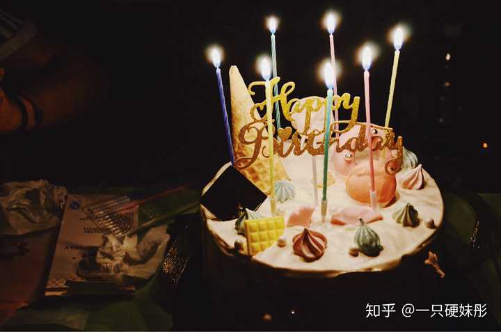 寝室里,我的生日蛋糕,粉嫩风格的(⊙⊙") 关灯,点亮蜡烛之后和室友