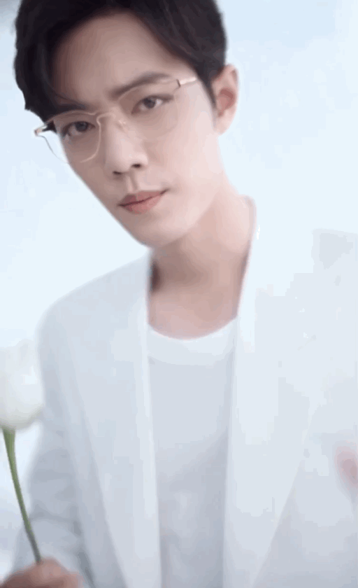 还蛮傲娇 哥哥客