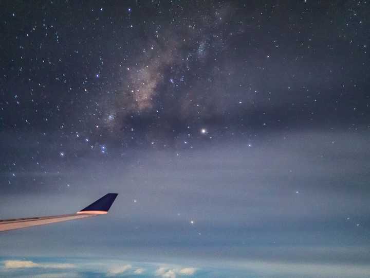 晚上坐飞机不应该是满天星星么?为什么实际上很少看到?