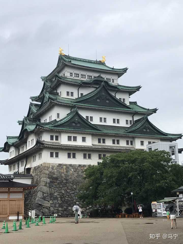 熊本城: 大地震中被破坏的天守阁(远处的一大一小)正在修复 大阪城