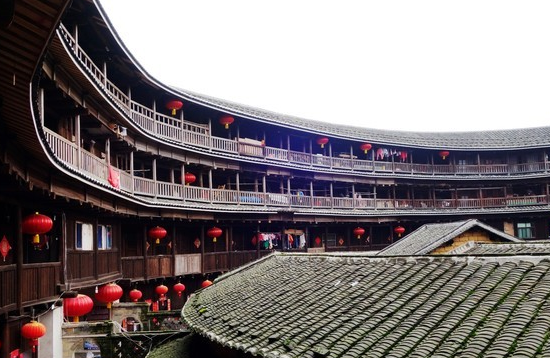 看点:承启楼是福建土楼中规模最大,环数最多的一座,据说还是《大鱼