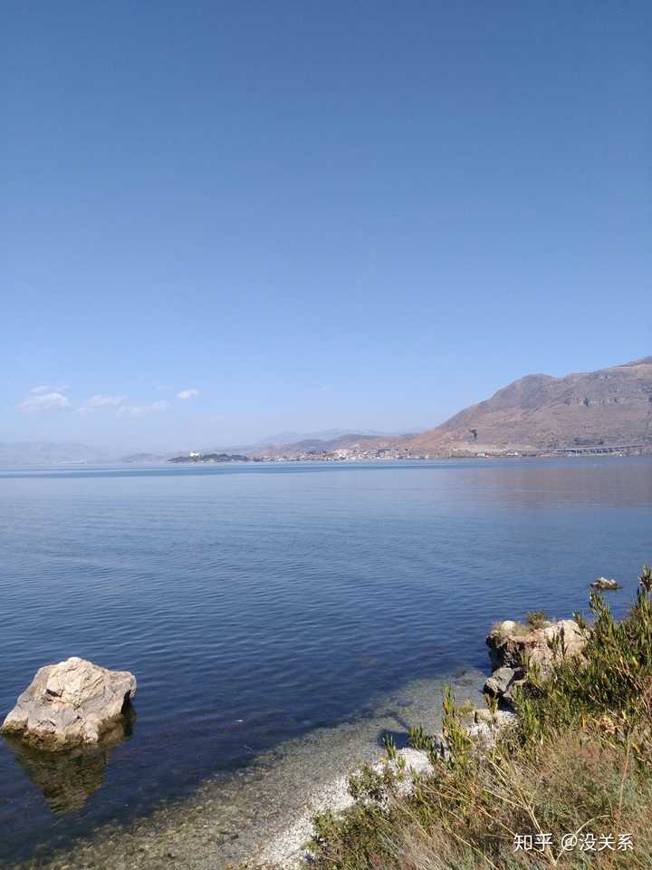想一个人出去旅行散散心,在青岛和大理之间犹豫,有没有什么好的建议?